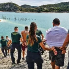 Agents de la Guàrdia Civil porten els detinguts en una plantació a la Ribagorça. - MINISTERI DE L’INTERIOR