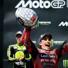 Marc Márquez celebra dalt de tot del podi del circuit de Brno la seua segona victòria seguida que li permet ficar-se de ple en la lluita pel títol. - DUCATI