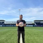 El tècnic Samu Luna durant la seua presentació al camp de futbol del Recasens. - SE AEM