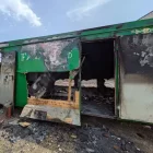 El foc va calcinar el remolc per complet, que la penya havia adquirit i reformat feia només 5 anys. - LOS FALTATS