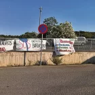Pancartes de protesta a l’aparcament de l’hospital de Barbastre pel deteriorament del servei.