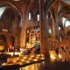 La llum tènue de les espelmes va omplir del tot la nau central del temple. - JORDI PRAT