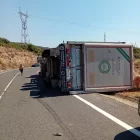 Bolca un camió que transportava porcs al coll de Comiols - BOMBERS