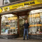 El propietari davant del seu negoci a plaça de la Sal. - AMADO FORROLLA