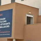 Un cartell oferint habitacions per llogar a estudiants i treballadors a Ciutat Jardí. - AMADO FORROLLA