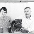 La familia de Vallverdú adoptó en 1973 una perra a la que llamó Abdelhaziz Ben Mussa, nombre que abrevió con Mussa. En la foto, Vallvrdú, su hijo, Eloi, y la perra.