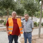 Josep Jané, vigilant voluntari de la zona d’estacionament, i l’alcalde de Bovera, Òscar Acero. - AMADO FORROLLA