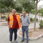Josep Jané, vigilant voluntari de la zona d’estacionament, i l’alcalde de Bovera, Òscar Acero. - AMADO FORROLLA