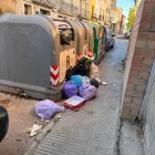 Bosses sense recollir en un carrer d’Albatàrrec, un dels ajuntaments més crítics amb el servei. - J.S.