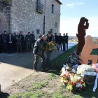 Acte d’homenatge el 21 de gener passat a l’escultura que recorda a Xavier Ribes i David Iglesias a Mas de Melons. - AMADO FORROLLA