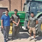 Berini amb Mimoun, un dels actuals alumnes del curs, i Ilyas, que treballa per a la fundació després d’haver acabat la formació. - T. CONTRERAS