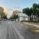 Asfalt degradat al centre de Tremp que se substituirà. - A.T.