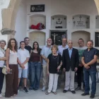 Imatge de la família de l’aviador, els propietaris del nínxol i representants de l’ADAR, el GRTP i l’ajuntament després de l’ofrena floral. - LAIA PEDRÓS