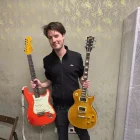 Jack Moore subjecta dos atrotinades guitarres Fender i Gibson.
