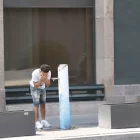Un home refrescant-se ahir a Lleida. - AMADO FORROLLA