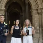 Josep Mallada, Cristina Morón i Pilar Bosch mostren les ulleres homologades i el fullet informatiu. - AMADO FORROLLA