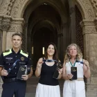 Josep Mallada, Cristina Morón i Pilar Bosch mostren les ulleres homologades i el fullet informatiu. - AMADO FORROLLA