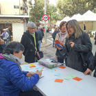 El Fòrum d’Opinió Femení va convidar el públic del Correllengua a escriure petits poemes al carrer.