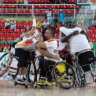 Els jugadors espanyols de bàsquet celebren la victòria.