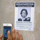 Un cartell irònic enganxat ahir al portal de Barberá amb la seua suposada desaparició.