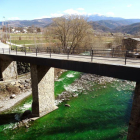 El río Valira, teñido de verde en La Seu d'Urgell