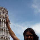 Sostenint la Torre de Pisa, després d'atipar-se de pasta i pizza