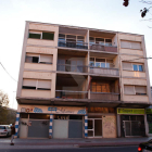 Un bloc de pisos de Cappont, amb okupes i arrasat