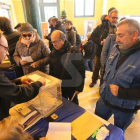 El colegios electorales de Lleida, con colas desde primera hora de la mañana.