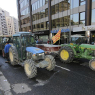 Una cincuentena de tractores colapsan el centro de Lleida en una protesta contra la crisis de precios en la fruta