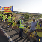 Imagen de archivo de una acción de independentistas colgando lazos amarillos en un puente de la autovía A-2 a su paso por Lleida.