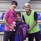 El líder de la banda musical Red Hot Chili Peppers i la seua filla, ahir amb Neymar a l’entrenament.