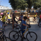 Desenes d’alumnes es van desplaçar fins al Camp Escolar en bici.
