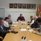 Un momento de la reunión de ayer en Rosselló que cerró el acuerdo para iniciar las obras de la iglesia.