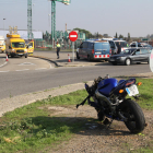 La moto sinistrada va quedar a l’interior de la rotonda de l’LL-11 als Alamús.