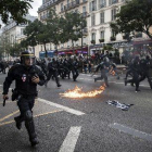 Policies en la marxa contra la reforma laboral, ahir a París.