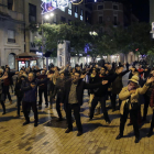 Desenes de persones van participar ahir en la performance de la plaça Sant Joan.