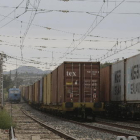 El tren de mercaderies avariat (esquerra) el van remolcar fins a l’estació de les Borges.