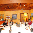 Periodistes lleidatans, ahir degustant els vins de Costers del Sió.