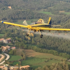 Una avioneta fumigando en la comarca del Solsonès. 