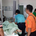 Un equip mèdic assisteix un dels ferits.