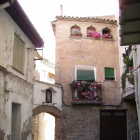 El carrer Parròquia, al centre històric de Fraga.