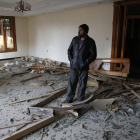 Un home supervisa les destrosses després de l’atac talibà contra l’ambaixada el desembre del 2015.