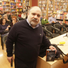 Ferran Sáez va presentar ahir la novel·la a la llibreria Caselles de Lleida al costat del poeta Pere Rovira.