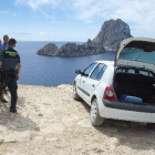 La Guàrdia Civil, al costat del vehicle de la víctima al penya-segat d’Es Vedrà, Eivissa.