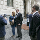 Rajoy es fotografia amb una ciutadana de Bilbao, en la visita ahir a la ciutat basca.