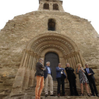 Un moment de la inauguració oficial ahir de la restauració de la portalada, amb el bisbe de Lleida i autoritats.