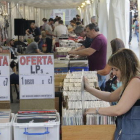 El Mercat va obrir ahir les portes a col·leccionistes i aficionats amb disset carpes de material musical.