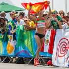 La barcelonina Elena Congost va celebrar l’or amb la bandera d’Espanya abans de creuar la meta.
