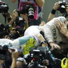 L’alemany Nico Rosberg celebra el triomf a Singapur, amb el qual recupera el lideratge del Mundial al ser Hamilton tercer.