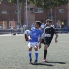 Un jugador del Vilanova controla l’esfèric davant d’un futbolista del filial del Lleida Esportiu.